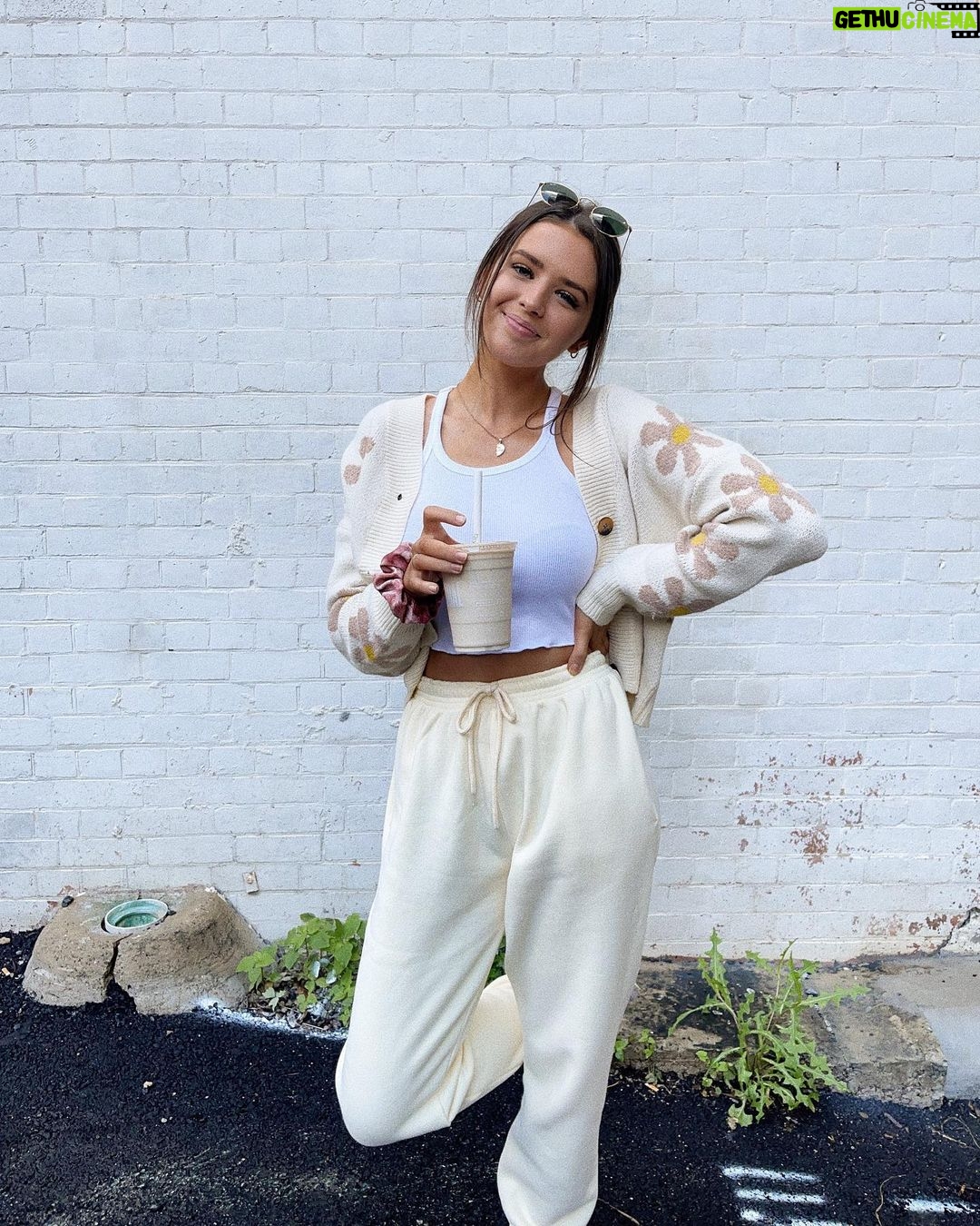 Jess Conte Instagram - today is 3 months since landing in aussie land π¦πΊ itβs been the best, most refreshing 3 months for us and although our time here is nearly over, we feel really rejuvenated and v excited to go back to our pup ππΆ cannot wait to reunite with him π₯² Brisbane, Queenland, Australia