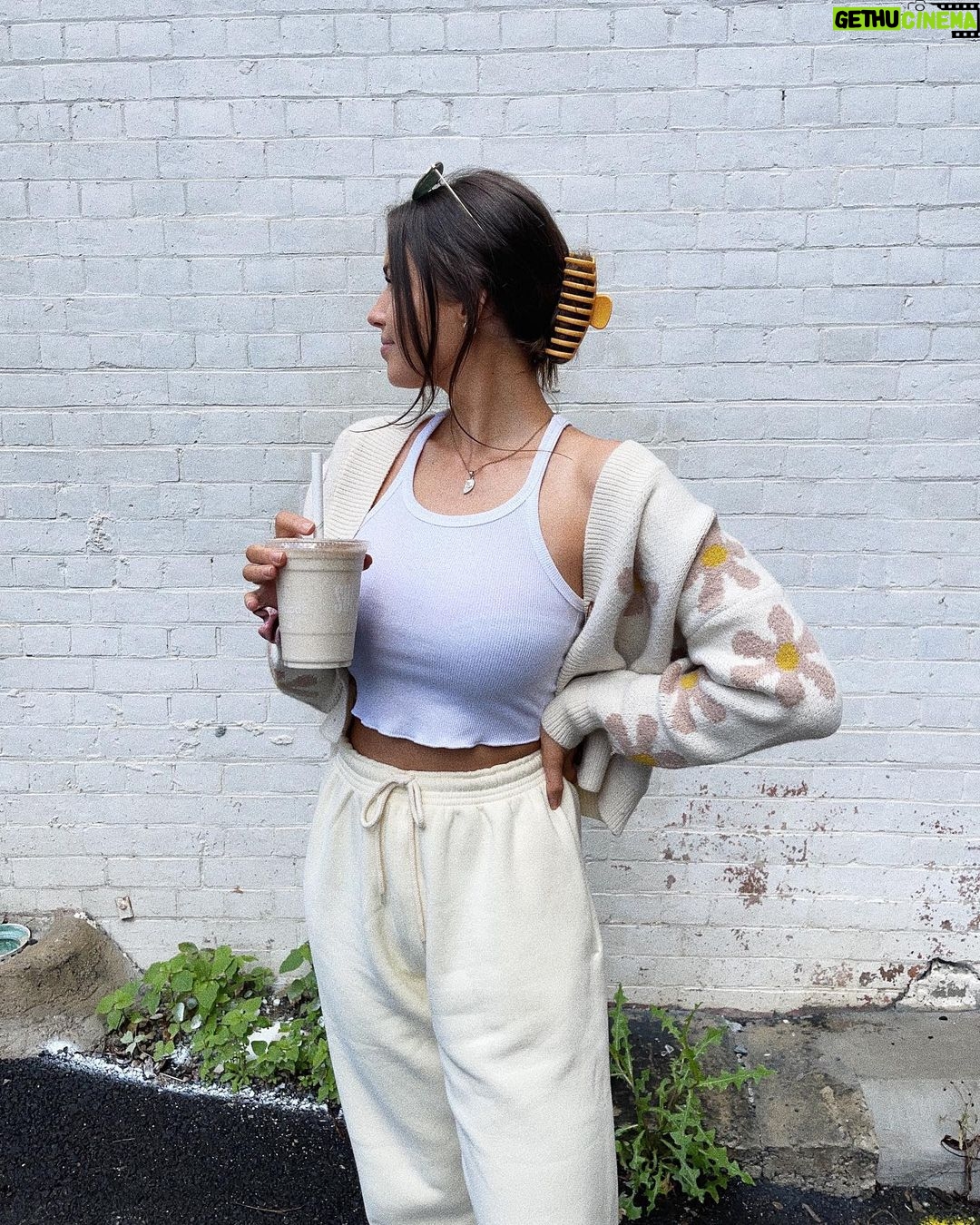 Jess Conte Instagram - today is 3 months since landing in aussie land π¦πΊ itβs been the best, most refreshing 3 months for us and although our time here is nearly over, we feel really rejuvenated and v excited to go back to our pup ππΆ cannot wait to reunite with him π₯² Brisbane, Queenland, Australia