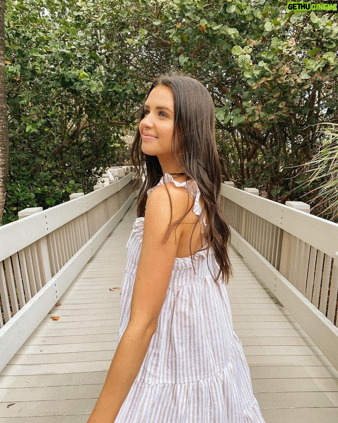 Jess Conte Instagram - reminding myself to feel content & joyful during the seasons of waiting ✨💛