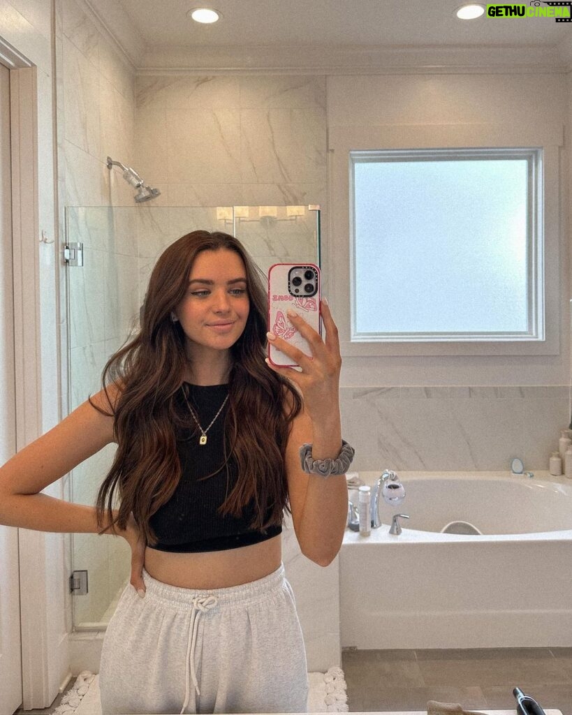 Jess Conte Instagram - the past few weeks —— thank you for all of the support & preorders on my guided journal 🥹 i’m SO excited for you to start filling it out!!! + this time of year is so sweet with a little babe, she makes the most simple things so much fun. she’s truly brought so much joy into our lives 🥲 lastly, gabe’s R2-D2 has become a permanent part of the christmas decor 🫣🤭