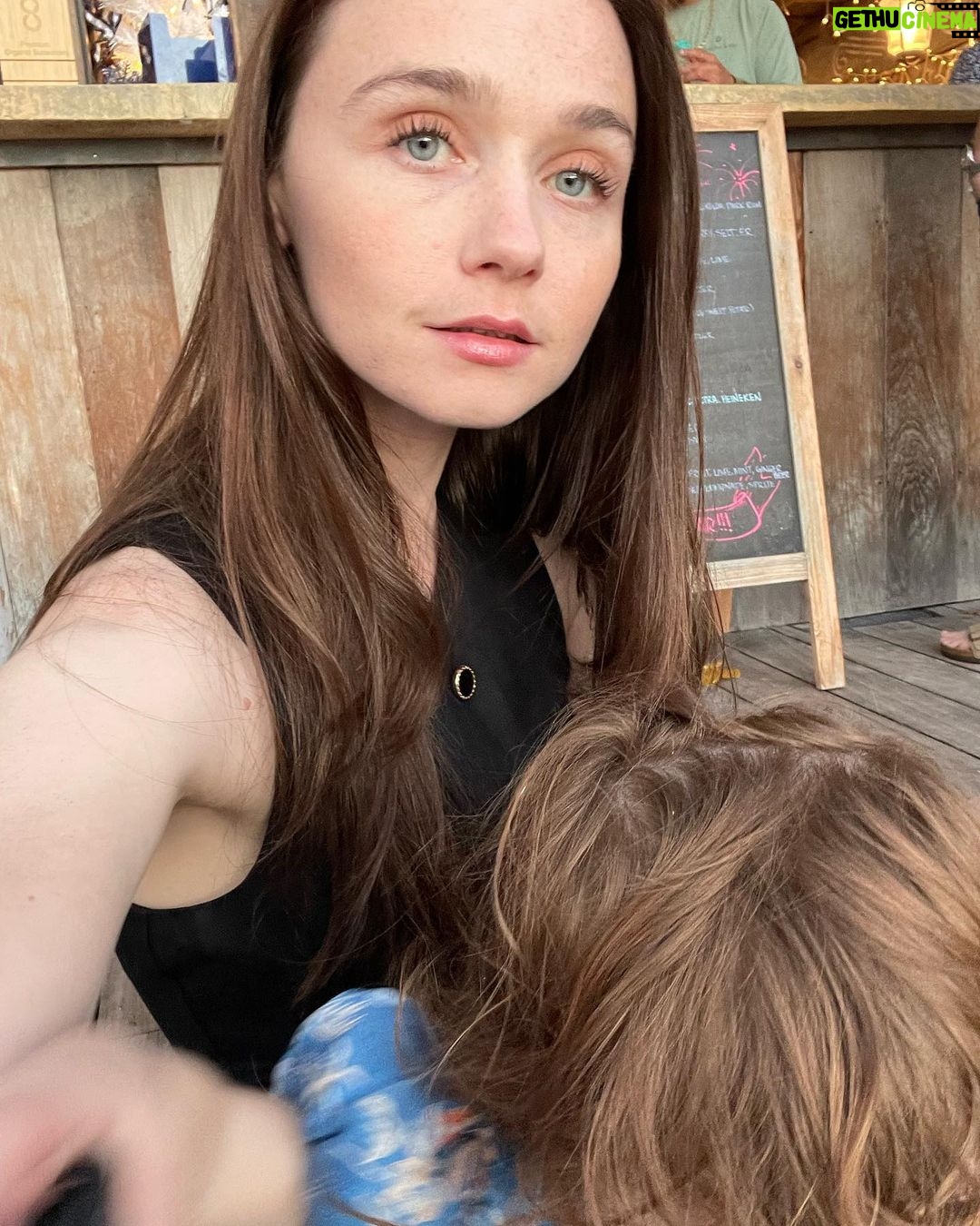 Jessica Barden Instagram - 🌸hawai holidays🌸 poke nachos everyday, the best 🌅 , fireworks on the beach ✨ , working up an appetite for 🔥 iykyk and Jed 🦦 @maunalaniauberge we love you forever and ever and we will see you soon hehe Mauna Lani, Auberge Resorts Collection