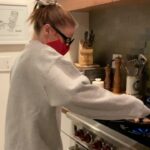 Jessica Barden Instagram - Mask and oversized sunglasses very good for protection if you’ve got a spitter on your hands
