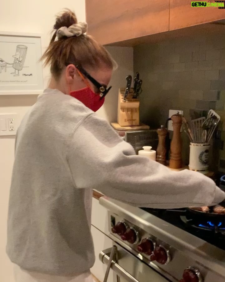 Jessica Barden Instagram - Mask and oversized sunglasses very good for protection if you’ve got a spitter on your hands