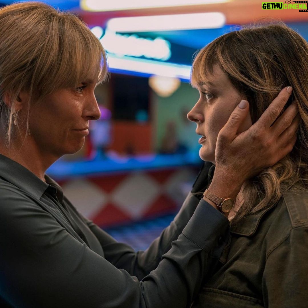 Jessica Barden Instagram - So excited for PIECES OF HER on @netflix March 4th ❤️🔥 @bellaheathcote is a force of nature on this show. An incredible cast and cameo from my unborn child 🐣 a special job for so many reasons. I left out so many people from the tag im sorry I couldn’t find your name ❤️❤️