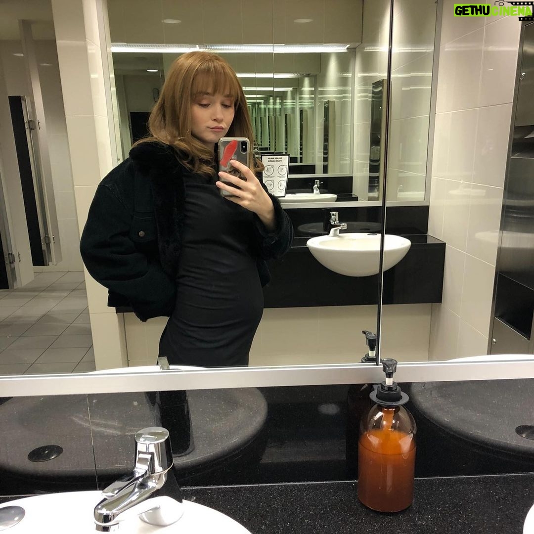 Jessica Barden Instagram - So excited for PIECES OF HER on @netflix March 4th ❤️🔥 @bellaheathcote is a force of nature on this show. An incredible cast and cameo from my unborn child 🐣 a special job for so many reasons. I left out so many people from the tag im sorry I couldn’t find your name ❤️❤️