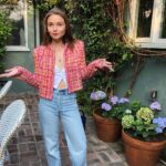 Jessica Barden Instagram - @chanelofficial is iconic, always and forever 🖤 #chanelspringsummer it’s still summer in LA 🤷🏻‍♀️ styled by @sydneylopez ✨ of course.