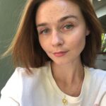 Jessica Barden Instagram - I waited for the wind to blow to take this 🤷🏻‍♀️💅🏼 wearing new slip cover by @saiebeauty which is ALL clean and vegan make up 🌱thank you!