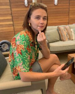 Jessica Barden Instagram - This shirt is who I am @farmrio 👑