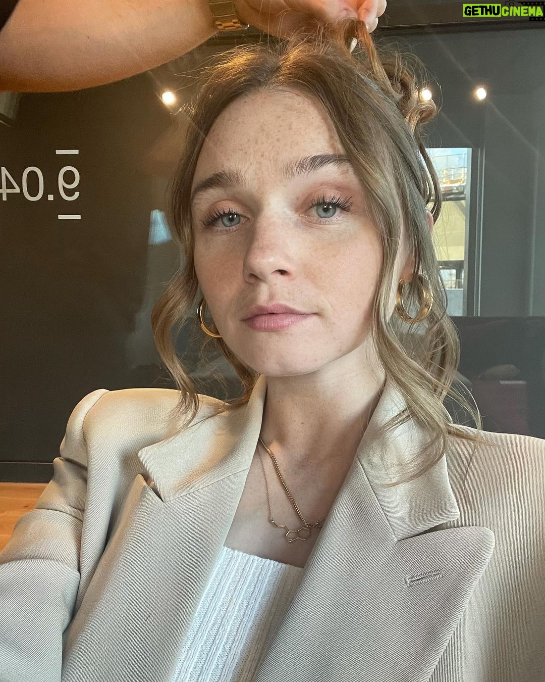 Jessica Barden Instagram - Shout out to my Julie the mother of @ashleycockrellhair for the hair clip you saved the day hun. I do interviews in leggings now like Liza Minnelli.