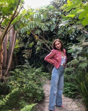Jessica Barden Instagram - @chanelofficial is iconic, always and forever 🖤 #chanelspringsummer it’s still summer in LA 🤷🏻‍♀️ styled by @sydneylopez ✨ of course.