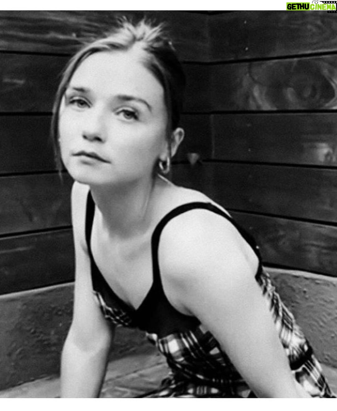 Jessica Barden Instagram - Thank you @hollywoodreporter and @thewrap for making me feel like I have a job again. Greatly appreciated and thank you for supporting our movie Holler 👩🏻🏭 wearing @alessandrarich and @burberry styled by @sydneylopez hair by @drtn make up by @beau_nelson 🔥photos by @austinhargrave @the_paramour_estate and @chrisloupos