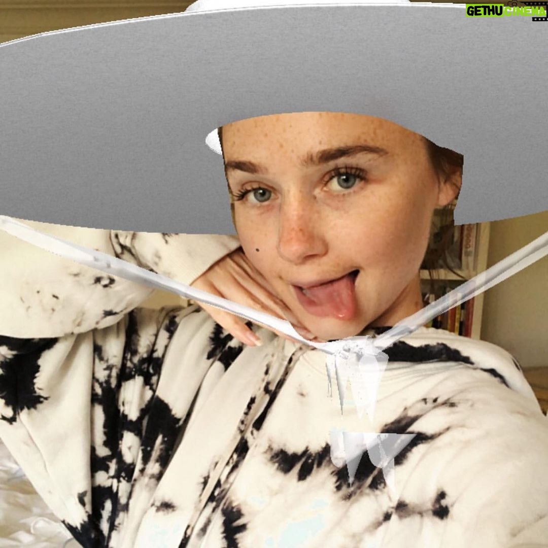 Jessica Barden Instagram - Congratulations @harris_reed you are an icon and an inspiration to so many and you are just getting started ✨ go to Instagram stories and filters to wear your own Harris hat creation ✨we love you and OMG HAPPY BIRTHDAY ❤️