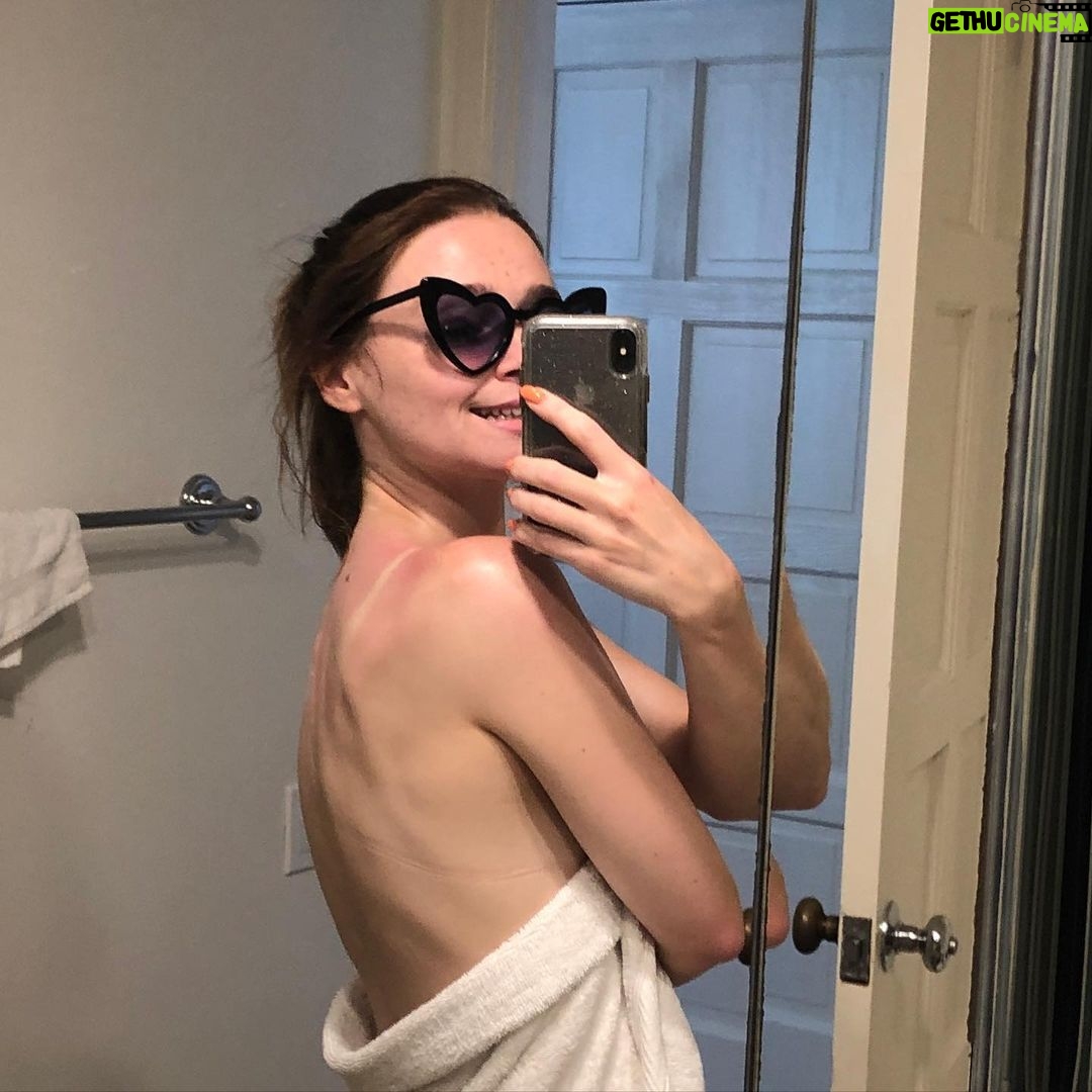 Jessica Barden Instagram - More memories like the corners of my mind. Misty water coloured memories. Taking a dog bite to the bifas. Hayley and bill a lot. Getting sun burnt at the beach. Joan Wilson.