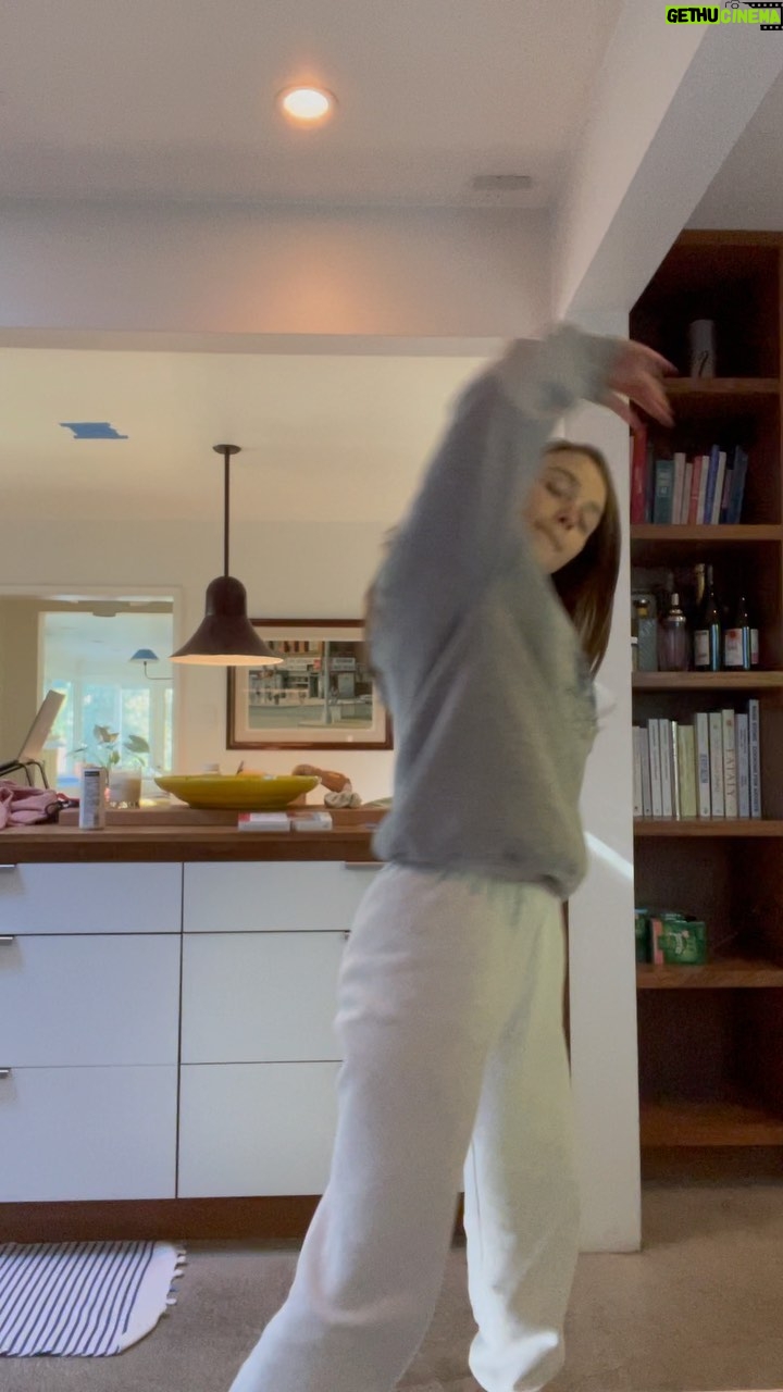 Jessica Barden Instagram - Interpretative dance show for my child