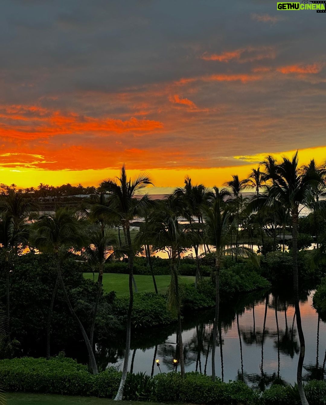 Jessica Barden Instagram - 🌸hawai holidays🌸 poke nachos everyday, the best 🌅 , fireworks on the beach ✨ , working up an appetite for 🔥 iykyk and Jed 🦦 @maunalaniauberge we love you forever and ever and we will see you soon hehe Mauna Lani, Auberge Resorts Collection