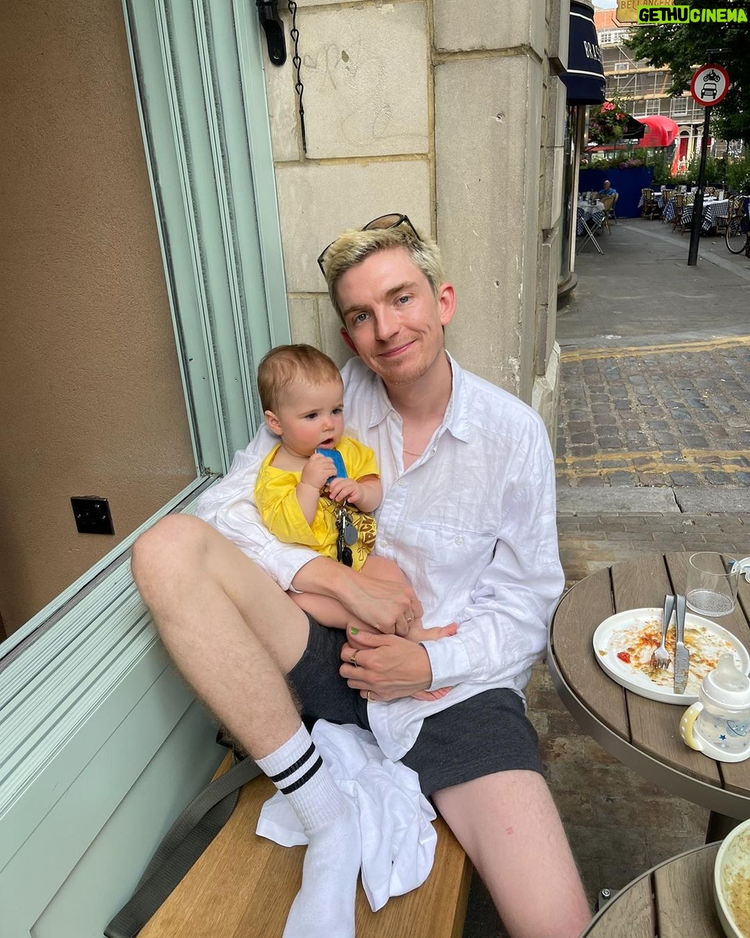 Jessica Barden Instagram - 2022. The year we packed up the circus and went. So many friends and so much family. I breastfed everywhere and anywhere. No sleep. A year full of so much love found in moments of absolute chaos.