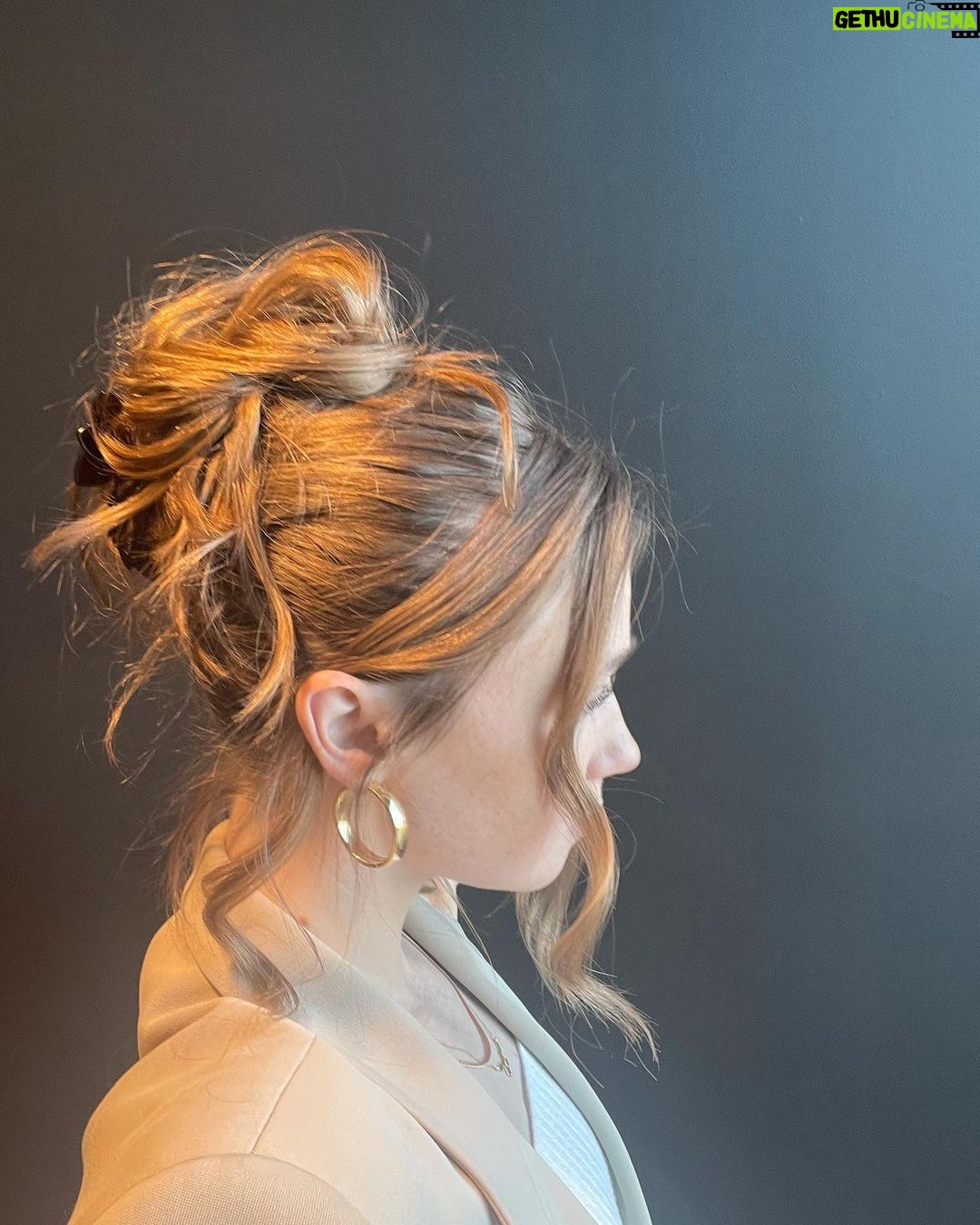 Jessica Barden Instagram - Shout out to my Julie the mother of @ashleycockrellhair for the hair clip you saved the day hun. I do interviews in leggings now like Liza Minnelli.