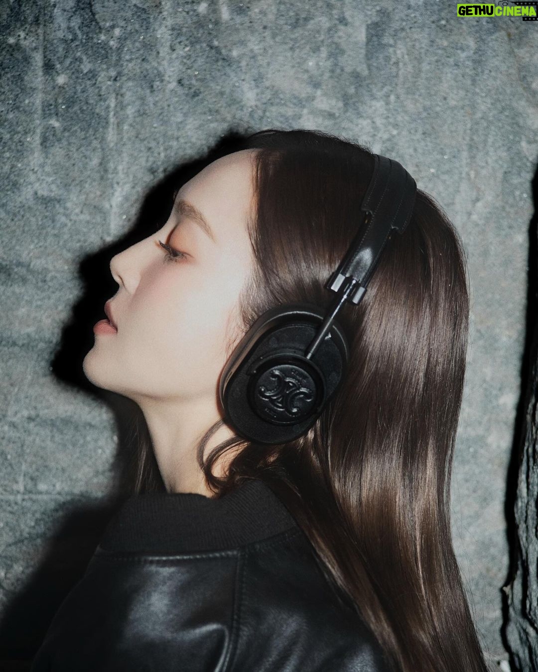 Jessica Jung Instagram - 🎧🎼🎶🖤 - What’s on your playlist?