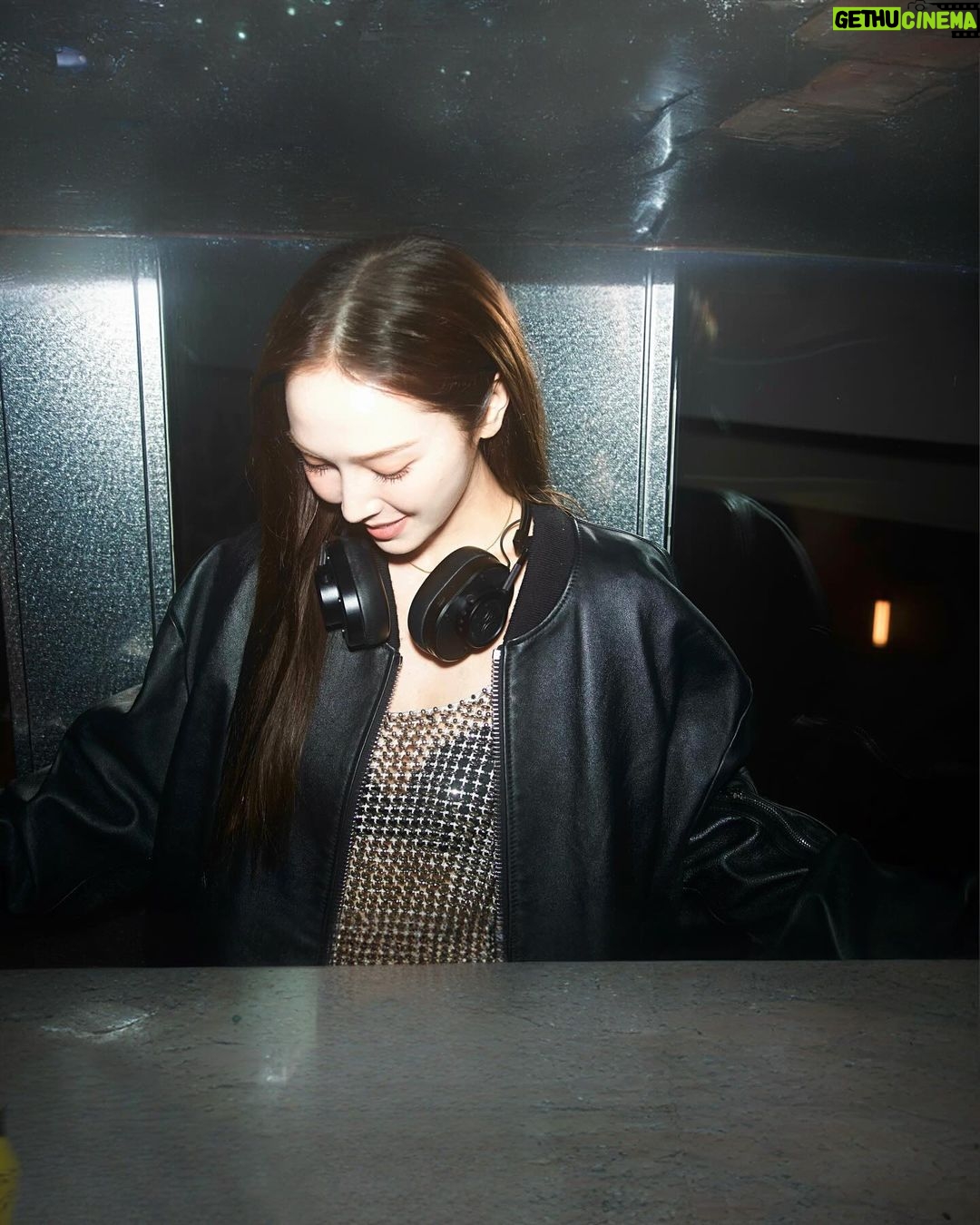 Jessica Jung Instagram - 🎧🎼🎶🖤 - What’s on your playlist?