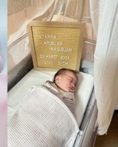 Jessica Mila Instagram - Jatuh cinta (lagi) ❤️ Welcoming our lil MVP to the big league! 👶🏻🎀🥇Only by His grace.