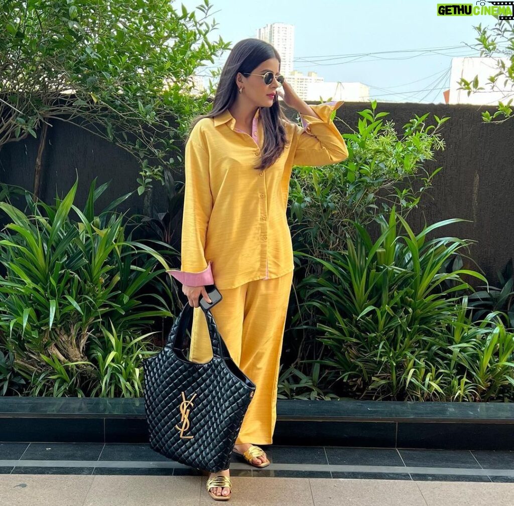 Jigyasa Singh Instagram - Yellow always makes me happy ! 🌼🌸 Wearing @labelishnya