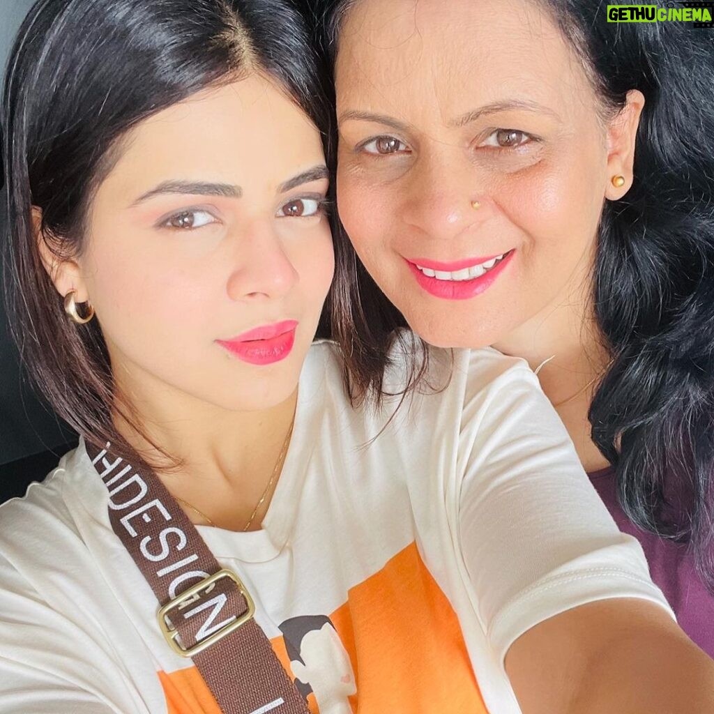 Jigyasa Singh Instagram - Happy Birthday my most favourite person in this whole world , my delicate flower ,my doll my mumma ♥️🌸 Can’t describe you in words or what I feel for you 💕 Thankyou for giving me birth and for choosing me as you daughter 🎂 Thankyou for your existence ♥️🧿 I ♥️ you