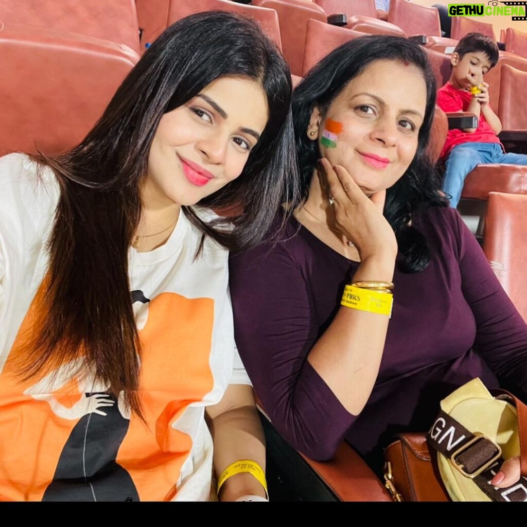 Jigyasa Singh Instagram - Happy Birthday my most favourite person in this whole world , my delicate flower ,my doll my mumma ♥️🌸 Can’t describe you in words or what I feel for you 💕 Thankyou for giving me birth and for choosing me as you daughter 🎂 Thankyou for your existence ♥️🧿 I ♥️ you