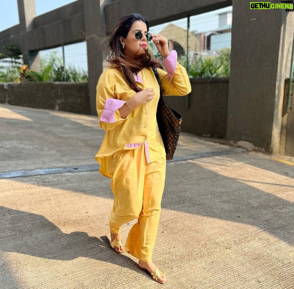 Jigyasa Singh Instagram - Yellow always makes me happy ! 🌼🌸 Wearing @labelishnya