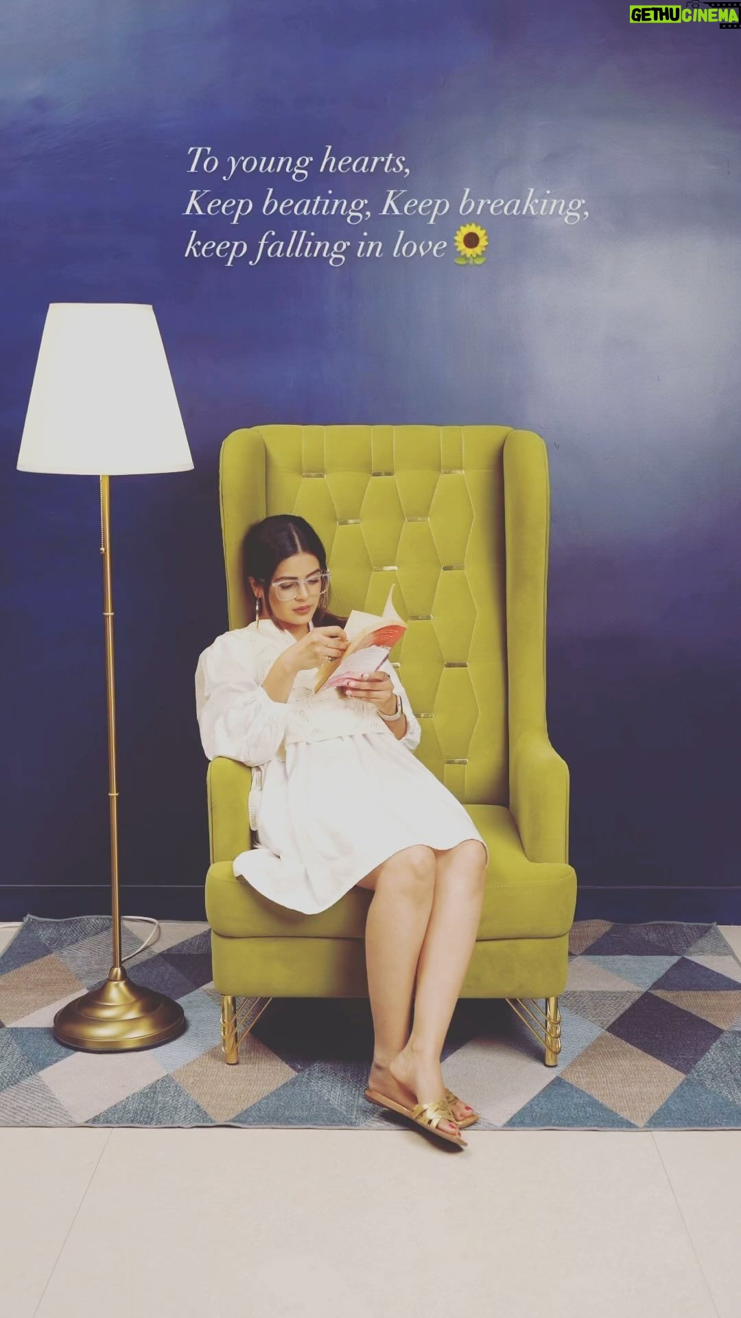 Jigyasa Singh Instagram - Sun Ranjheya 🌻 Share your love on reels ! @goldiesohel @jigyasa_07 @artistefirst @pratyush_mahamia @manashborthakur5 #artistefirst #lovesong #communicationiskey #relationshipgoals #romanticsong #communicatebetter #goldiesohel #jigyasasingh #valentinesday
