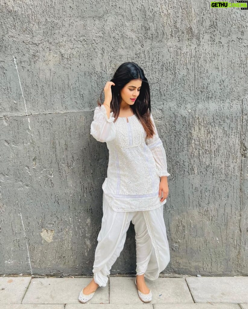 Jigyasa Singh Instagram - सादगी 🕊 Wearing @labelishnya ♥