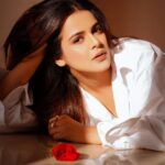 Jigyasa Singh Instagram - Happy valentine’s to my lovelies ! 🌹 📸 @abhay_r_kirti