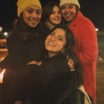 Jigyasa Singh Instagram - Another year of making memories with the ones who makes my heart happy ! #2023photodump PS: we tried the famous orry pose in the 4th one 🙃
