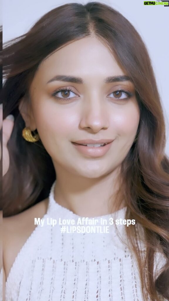 Jiya Shankar Instagram - My lip love affair with @lakmeindia , presented in three steps Meet the Lip Scrub, Mask, and Lip and Cheek Tint—the ideal regimen for lip care that gives you incredibly supple and soft lips while also effectively exfoliating and moisturising. #LipsDontLie, let your lips do the talking! Right now available on Nykaa. P.S if you don’t know, experience all things skincare by following the new @lakmeskin page! 🍸 #Ad #Sponsored #Lakmē #LakmēLipLoveRegime #LakmēLipCare #LipCare #LipCareRegime #LipScrub #LipMask #LipTint #CheekTint #LipCare #WinterLipcare #LipTherapy #Lakme #LakmeSkincare #LakmeSkin #LakmeLipLove