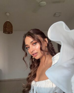 Jiya Shankar Instagram - Guess the song - Jabse judaa tujhse jiya chaiyn o qaraar dil ko mila 🥰

styled by @vailanciaaa
assisted by @dissha____  @sanskruta.b
Outfit by @therealblife @mintandmilkpr
jewellery by @putstyle07 @tlmconsultancy