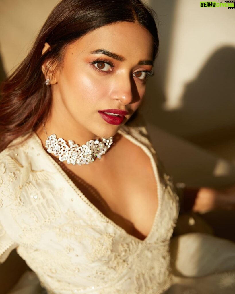 Jiya Shankar Instagram - Last night for ELLE graduates wearing one of my favourites @sahilkochharofficial and jewellery by @aurnia_jewels styled by @krishi1606 and shot by @akshayphotoartist