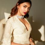 Jiya Shankar Instagram - Last night for ELLE graduates wearing one of my favourites @sahilkochharofficial and jewellery by @aurnia_jewels styled by @krishi1606 and shot by @akshayphotoartist