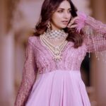Jiya Shankar Instagram - Jewels that enhance innate beauty! . “Unveiling the allure of Soundarya – @ssnagarkarjewellers latest bridal masterpiece. Each piece is a harmonious blend of tradition and contemporary finesse, redefining bridal elegance. 👑💖 For more details WhatsApp on 9921113113 📌Address 1:Ganpati Chowk, Lakshmi Road, Pune. 📌Address 2: Tulshibag, Pune. Advertising agency 📸- @mtwilight_official . . . #ssnagarkarjewellers #collectionbyssnagarkar #diamond #shopwithssnagarkar #diamondsareforever #modernjewellery #diamondearring #diamondsets #designerjewellery #bridaljewellery