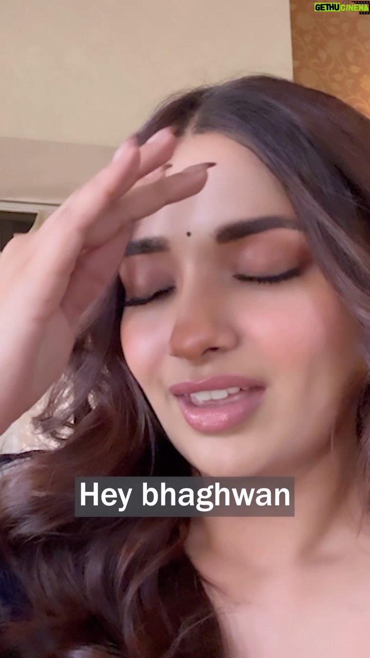 Jiya Shankar - 2.4 Million Likes - Dosto ko tag karo ex ko nahi 🤭