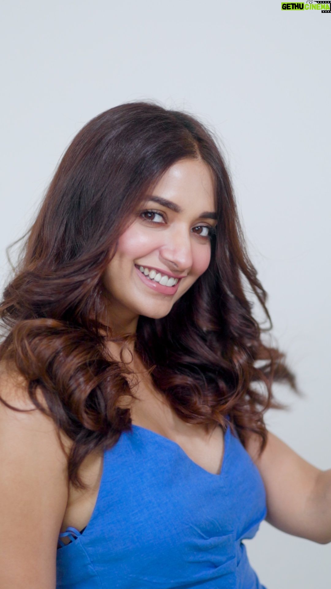 Jiya Shankar Instagram - Dishing out real talk about frizz because we’ve all been there! 😅 Unveiling the serum - @Lovebeautyandplanet_in ‘s Argan Oil and Lavender Anti Frizz Serum that’s basically my hair’s superhero – zero frizz, all shine. Let’s keep it relatable and fabulous, because we deserve good hair days, right? 💁♀️💫 #AD #LoveBeautyAndPlanet #FrizzFreeeGenie #NoFrizz #FrizzFreeHair #ArganOil #NoMoreFrizzyHair #SayByeByeToFrizzyHair #HairSerum #HairCareRoutine
