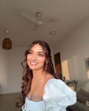 Jiya Shankar Instagram - Guess the song - Jabse judaa tujhse jiya chaiyn o qaraar dil ko mila 🥰

styled by @vailanciaaa
assisted by @dissha____  @sanskruta.b
Outfit by @therealblife @mintandmilkpr
jewellery by @putstyle07 @tlmconsultancy