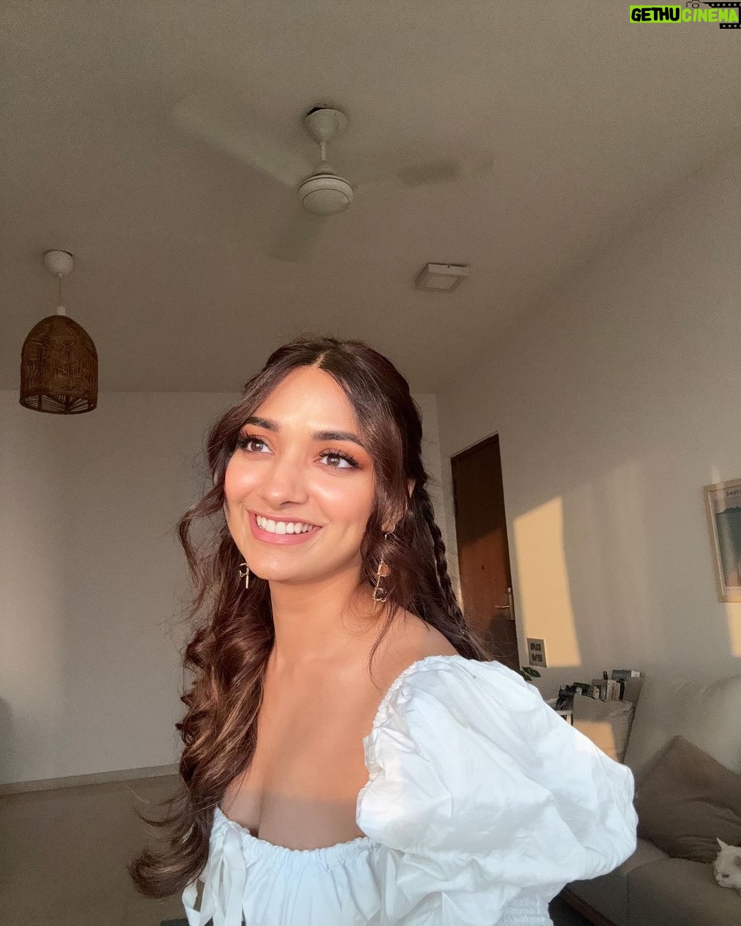 Jiya Shankar - 680.9K Likes - Guess the song - Jabse judaa tujhse jiya chaiyn o qaraar dil ko mila 🥰
styled by @vailanciaaa
assisted by @dissha____ @sanskruta.b
Outfit by @therealblife @mintandmilkpr
jewellery by @putstyle07 @tlmconsultancy