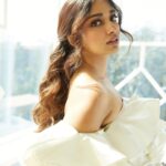 Jiya Shankar Instagram - Darling I chase goals (and cats), not people 🧃 Shot by @akshayphotoartist styled by @vailanciaaa Assisted by @dissha____ @sanskruta.b Outfit by @thesoiree_official Handcuff and earrings by @iblamebeads @tas27 Rings by @misho_designs Location @baliboo.official