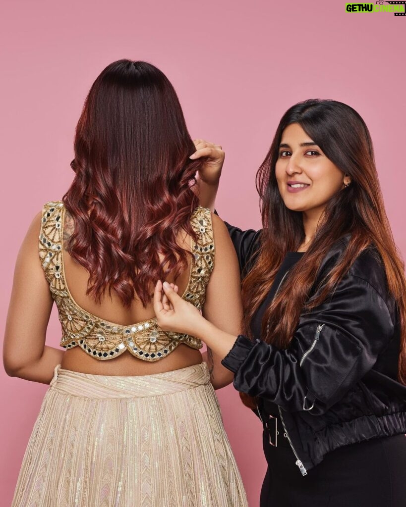 Jiya Shankar Instagram - Watch me as I get ready for my best friend’s wedding🎀 This amazing Cinnamon Spice Melt adds just the flavor to the filmy bridesmaid that i am ✨ . I only trust my Matrix professionals and thus went to them to get my hair on fleek 💃 . Ya’ll can choose from the different hair color melts 💥 Cinnamon, Red, Gold, Mocha, Choco Melt and dazzle the new look! So don’t miss out and head over to a Matrix Salon near you to get your hair colored too!! #Ad @matrixindia_lnc #DareToMelt #MatrixColorMelt #matrixindia