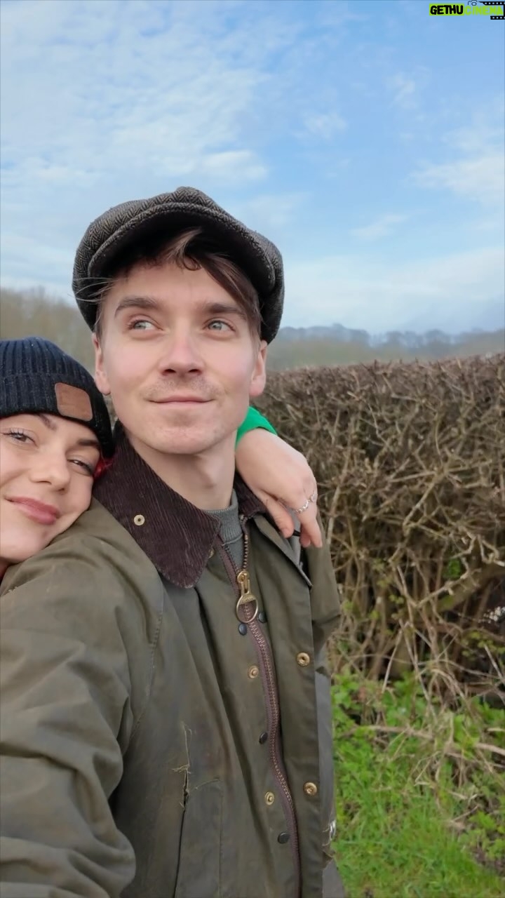 Joe Sugg Instagram - A little country stroll/hike with my ❤️