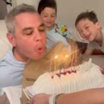 José Miguel Viñuela Instagram - Nada como despertar así un Domingo para celebrar mis 49.. Sólo agradecer a Dios Por ser tan Feliz Por regalarme la mejor familia q hubiese soñado tener Por tener salud Por tener a mis seres queridos bien A mis papás y todos mis hermanos vivos Por ser quien quiero ser y no donde el sistema me lleve Por poder elegir donde y con quienes poner la energía Por todos los q siempre me han deseado amor de verdad aunque sòlo pueda responder con un corazón.. Y finalmente, a mi señora con la que llevamos más de 10 años juntos y que ha sido el pilar fundamental para conocer el amor en todas sus formas. Y Cuando uno entiende esto es cuando valora la importancia del matrimonio y del compromiso, del cual han nacido 4 preciosos hijos. Por eso quiero seguir construyendo más años de amor y ver cómo evoluciona esta linda familia. Alguna vez a mis 37 sentí la tristeza de despertar un domingo solo en mi departamento… Hoy a mis 49 despierto un domingo rodeado de amor.. ❤️❤️❤️❤️❤️