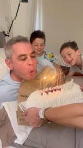 José Miguel Viñuela Instagram - Nada como despertar así un Domingo para celebrar mis 49.. Sólo agradecer a Dios Por ser tan Feliz Por regalarme la mejor familia q hubiese soñado tener Por tener salud Por tener a mis seres queridos bien A mis papás y todos mis hermanos vivos Por ser quien quiero ser y no donde el sistema me lleve Por poder elegir donde y con quienes poner la energía Por todos los q siempre me han deseado amor de verdad aunque sòlo pueda responder con un corazón.. Y finalmente, a mi señora con la que llevamos más de 10 años juntos y que ha sido el pilar fundamental para conocer el amor en todas sus formas. Y Cuando uno entiende esto es cuando valora la importancia del matrimonio y del compromiso, del cual han nacido 4 preciosos hijos. Por eso quiero seguir construyendo más años de amor y ver cómo evoluciona esta linda familia. Alguna vez a mis 37 sentí la tristeza de despertar un domingo solo en mi departamento… Hoy a mis 49 despierto un domingo rodeado de amor.. ❤️❤️❤️❤️❤️