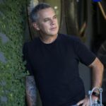 José Miguel Viñuela Instagram – Siempre he tenido q lidiar con los kilos de más.. Ha sido una lucha constante, pero esta bajada tiene una gran explicación: Salud
El 11 de febrero pasado haciendo el Festival de Talca me costó mucho abrocharme los zapatos y cuando me reincorporè me costò respirar..
Ahí dije se acabò, quiero ver a mis hijos crecer y poder estar con energías para ellos. Ese día decidí en primer lugar no volver a tomar ni un solo trago y en segundo hacer un plan de alimentación q me ordenara y me cambiara la vida donde incluí el ayuno intermitente por 16 horas. Aunque no lo crean los resultados han sido increíbles!!! Pero para esto, tuve q sacrificar el resto del verano sin comer azúcar ni tomar nada, ni siquiera una copa de vino. A esto le agreguè caminar 10 km diarios o jugar pádel dos a 3 veces por semana.
Para los q me preguntan siempre espero les sirva pero si lo hacen pregunten a un especialista.
Muchas gracias @lungram por la entrevista 
#salud #bienestar #plandealimentacion