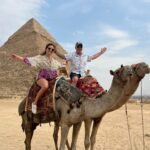 José Miguel Viñuela Instagram – Egipto.. 
Guiza y Sakkara
Pirámides de keops Kefrèn, Micerinos y Pirámide Escalonada.. 
lindo paseo en Camello.. eso si cuando se levantan lo hacen con las patas de atràs primero así q casi me fui de hocico 😂😂😂😂😂