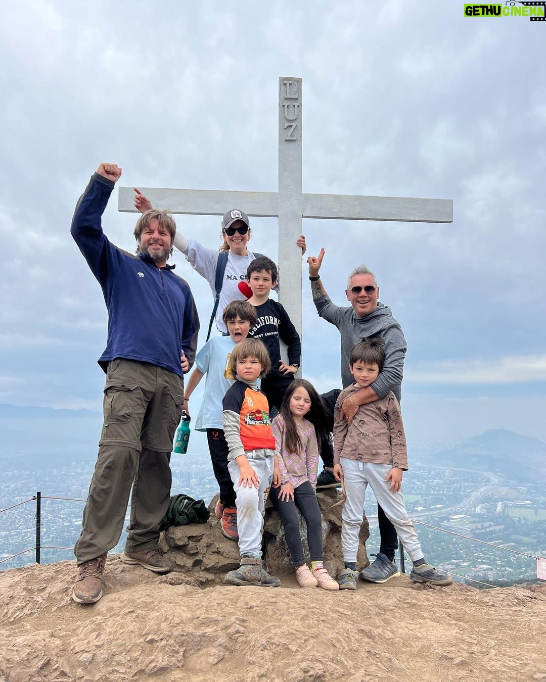 José Miguel Viñuela Instagram - Manquehuito en familia #trekking #cerro #manquehuito #familia #ejercicio Cumbre Manquehuito