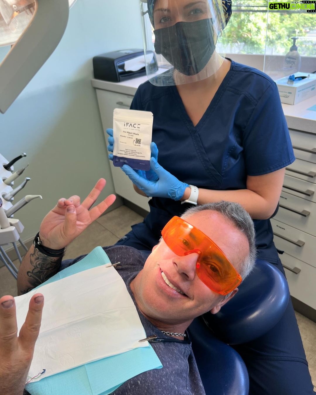 José Miguel Viñuela Instagram - Me queda poquito!! Solo 4 alineadores y termino!! Si y por fin mis dientes derechos! Un sueño hecho realidad! Tu también puedes tener tus frenillos invisibles con @invisaldent y además ahora te regalan un bono de 100.000 pesos para q partas tu tratamiento! Metete a www.invisaldent.com Tel: +56 9 9964 3373 Te esperamos!!!